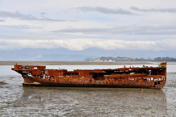 Velhos Destroços Enferrujados Navio Praia — Fotografia de Stock