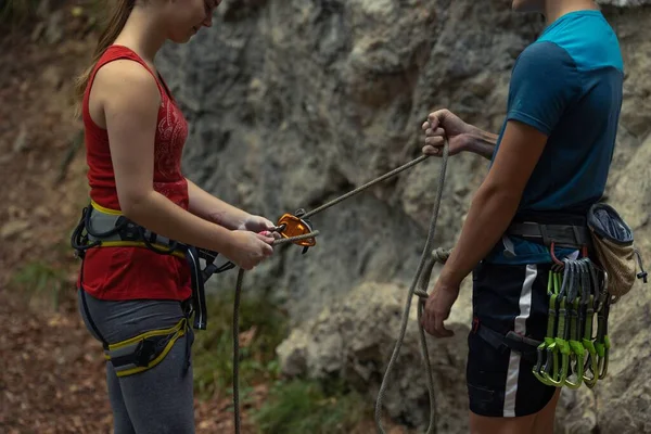 Male Lead Climber Female Getting Prepared Rock Climbing Equipment Rocky — Stock Photo, Image
