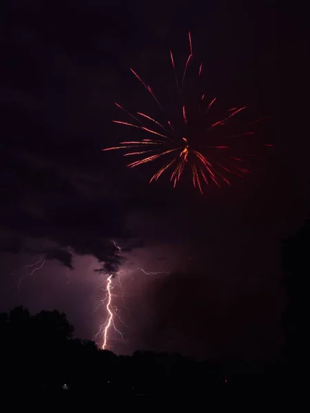 Bolt Lightning Strikes Same Time Firework Explodes Sky — Stock Photo, Image
