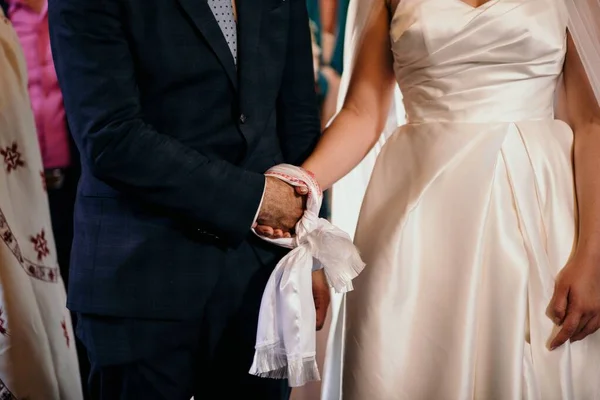 Een Schilderachtig Uitzicht Pasgetrouwde Bruid Bruidegom Hand Hand Met Zijde — Stockfoto