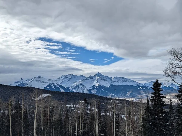 Vista Floresta Inverno Com Montanhas Fundo — Fotografia de Stock