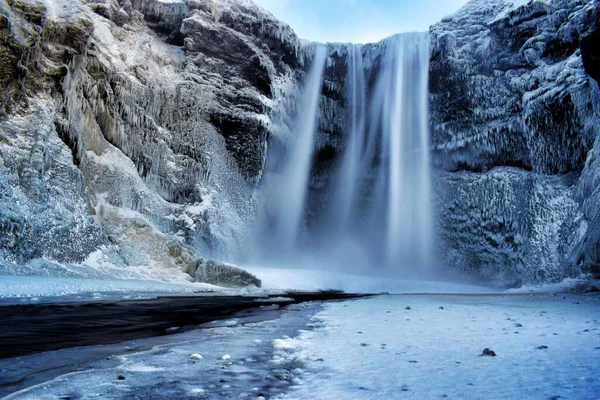 一张美丽的从冰岛悬崖上流下来的瀑布的照片 — 图库照片