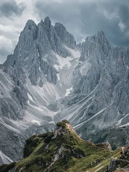 Coup Vertical Des Alpes Enneigées Par Une Journée Nuageuse — Photo