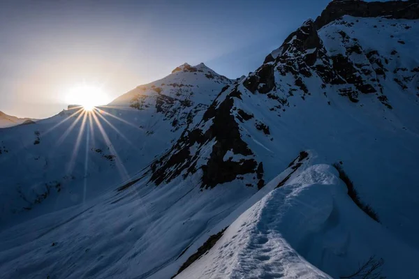 겨울에 눈으로 산들로 뒤덮인 아름다운 — 스톡 사진