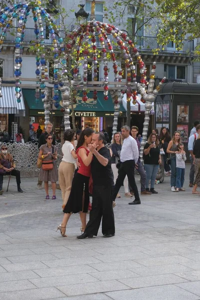 Μια Κάθετη Λήψη Ενός Ζευγαριού Που Χορεύει Σάλσα Στο Παρίσι — Φωτογραφία Αρχείου