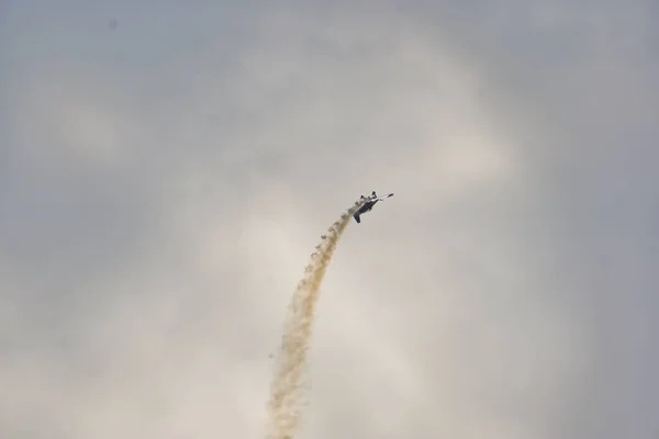ボーンマス航空ショー中に曇った空を飛ぶ航空機 — ストック写真