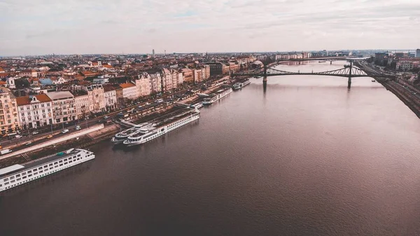 ブダペストのドナウ川の空中ショット 端に沿ってボートでハンガリー — ストック写真