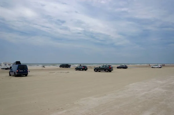 Multiple Cars Parked Sandy Beach Front Sea White Clouds — Stock Photo, Image
