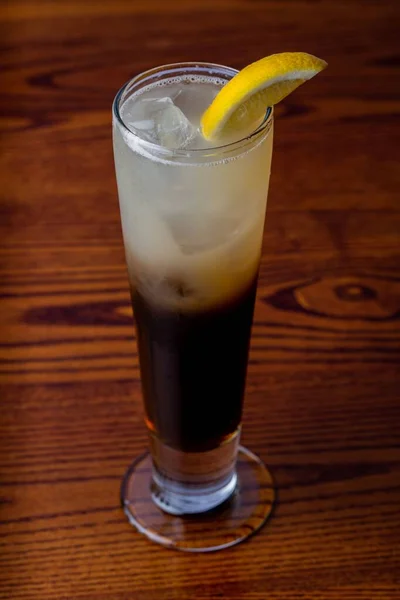 Vertical Closeup Black Drink Ice Slice Lemon Wooden Background — Stock Photo, Image