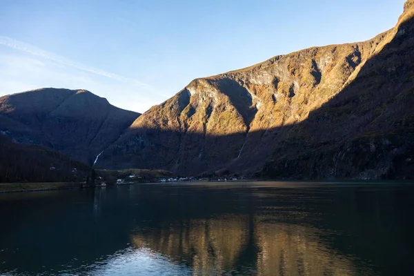 Krásný Výhled Jezero Obklopené Horami — Stock fotografie