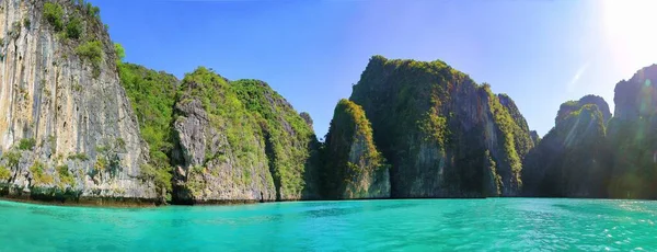 Eine Panoramische Szene Der Grünen Felsklippen Von Koh Phi Phi — Stockfoto