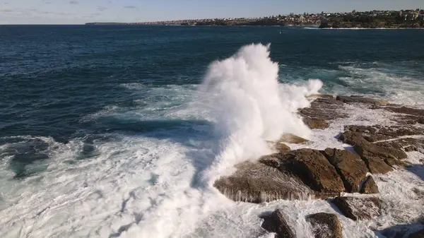 澳大利亚邦迪海滩 一个阳光灿烂的日子里 海浪拍下的无人驾驶飞机撞上了岩石 — 图库照片