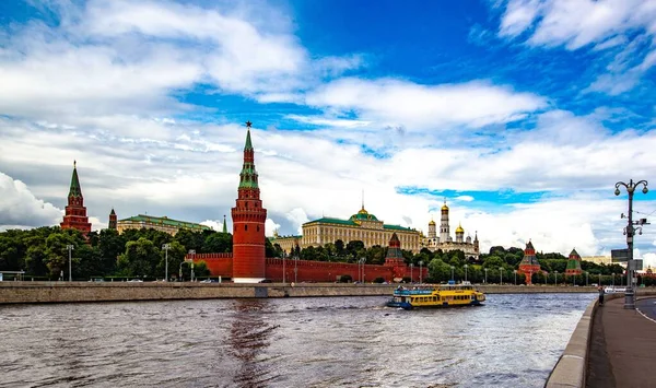 Вид Кремль Кремлевскую Набережную Москва Река — стоковое фото