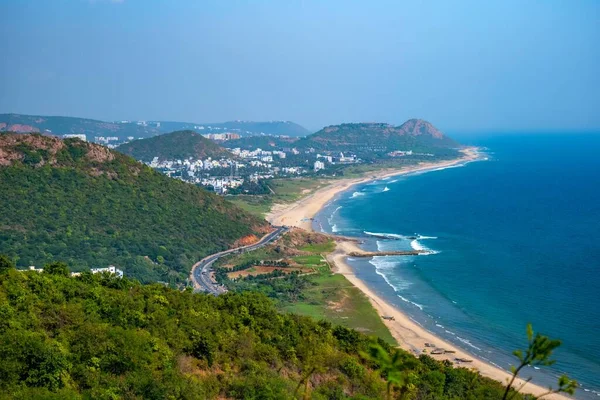 Ein Faszinierender Blick Auf Die Grünen Berge Der Küste Mit — Stockfoto