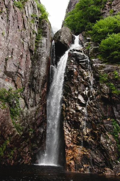 纽芬兰西布鲁克池塘瀑布的垂直镜头 — 图库照片