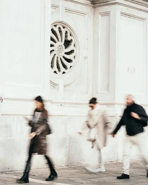 Plano Vertical Gente Borrosa Caminando Contra Hermoso Edificio Blanco — Foto de Stock