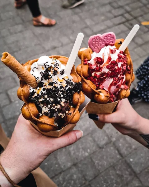 Руки Держащие Вафельное Мороженое — стоковое фото