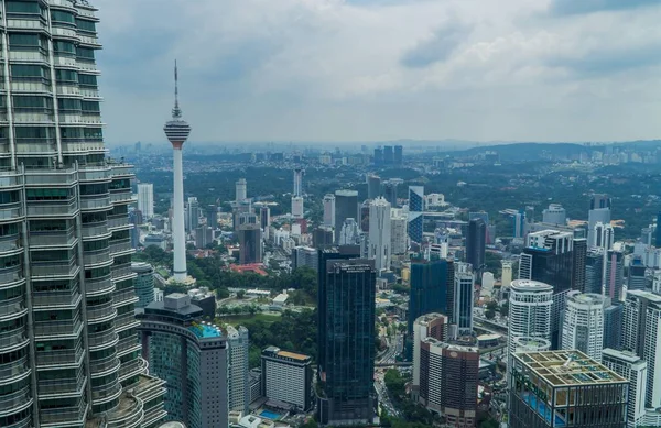 マレーシアのペトロナスタワーから見える天気の良い日にクアラルンプールの空の景色 — ストック写真