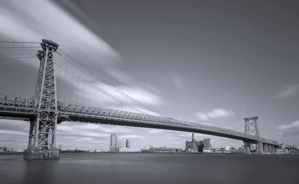 Μια Όμορφη Φωτογραφία Της Γέφυρας Μανχάταν Κάτω Από Σύννεφα Διαβαθμίσεις — Φωτογραφία Αρχείου