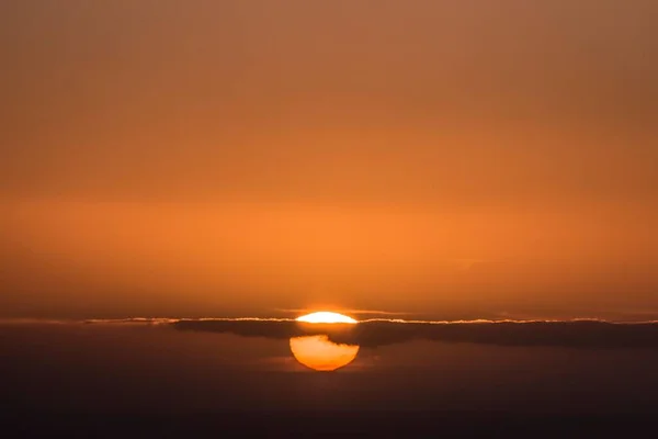 Krásný Západ Slunce Tmavě Oranžových Barvách Slunce Svítí Pod Obzorem — Stock fotografie