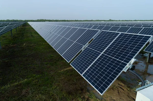 Bir Dizi Güneş Enerjisi Paneli Temiz Yenilenebilir Enerji Üretiyor — Stok fotoğraf