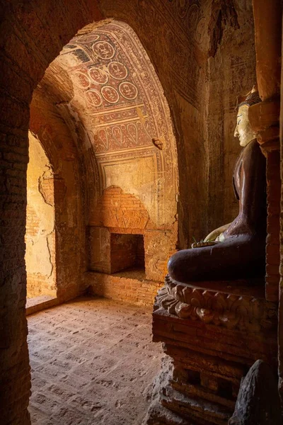 Figura Buda Tem Vista Para Entrada Pequeno Templo Bagan Mianmar — Fotografia de Stock