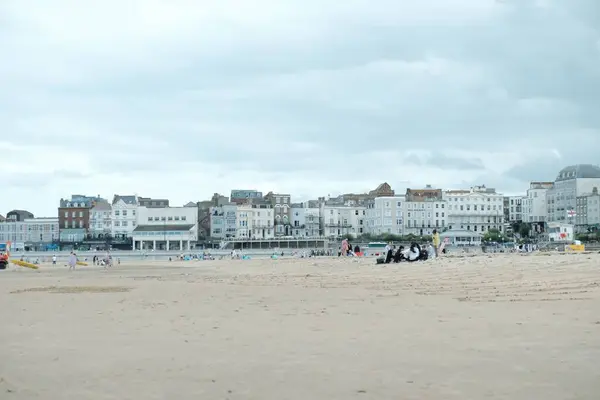 Persone Che Rilassano Sulla Spiaggia Sabbiosa Della Città Margate Sullo — Foto Stock