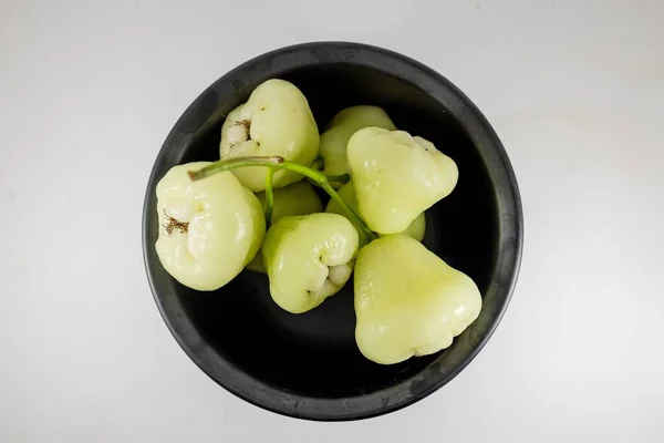 Apel Lilin Organik Segar Atau Jamrul Dalam Mangkuk Keramik Hitam — Stok Foto