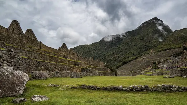 Eine Landschaftliche Aufnahme Von Machu Picchu Peru Unter Dem Wolkenverhangenen — Stockfoto