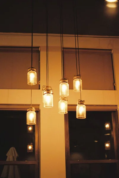 Вертикальний Знімок Люстри Підвісними Лампами — стокове фото