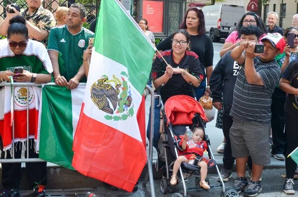 Grupa Ludzi Dziecko Szczęśliwa Kobieta Trzymająca Flagę Podczas Parady Dnia — Zdjęcie stockowe