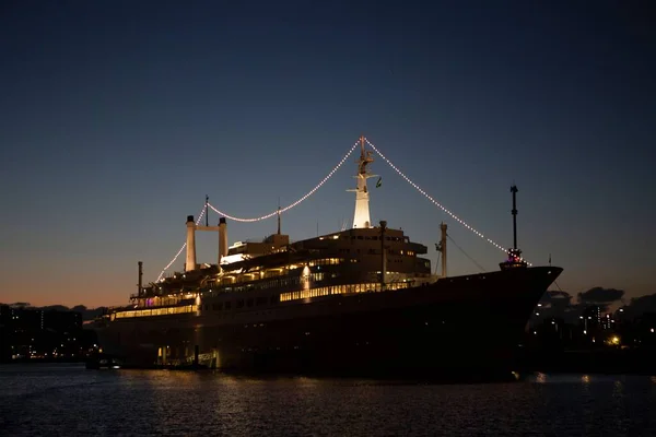 蓝色时辰的大型历史性游轮 夜间在鹿特丹港有灯光 船上的灯光在蓝色时辰的暮色中闪耀 — 图库照片