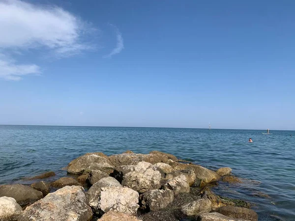 晴れた空を背景にビーチに大きな岩がある青い海の景色 — ストック写真