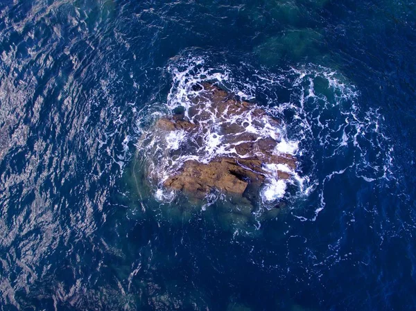 Вид Повітряного Безпілотника Пінисті Хвилі Розбиваються Скелі — стокове фото
