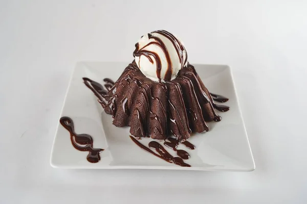 Шоколадний Лавовий Торт Ванільним Морозивом Прикрашений Шоколадним Кремом Білій Тарілці — стокове фото