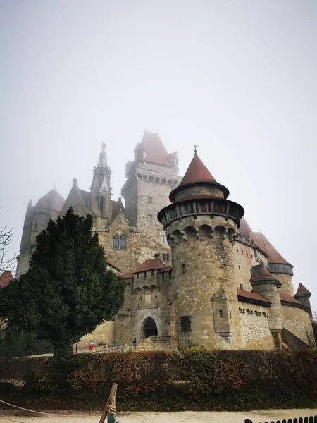 Low Angle Shot Kreuzenstein Castle Foggy Day — Stock Photo, Image