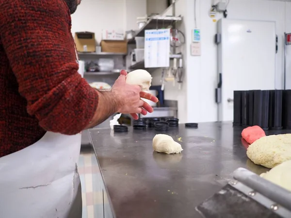 제빵사가 녹색의 그램짜리 만드는 손으로 음식을 만들기 — 스톡 사진
