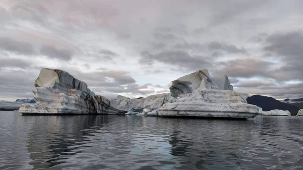 Enorme Drijvende Ijsbergen Het Water Tegen Een Bewolkte Lucht — Stockfoto