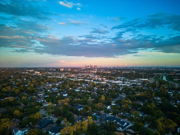 テキサス州ヒューストンの水平空中風景青空の下で郊外からのスカイライン — ストック写真