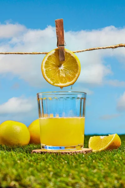 Nahaufnahme Eines Glases Ausgepressten Zitronensafts Auf Dem Gras Gegen Den — Stockfoto