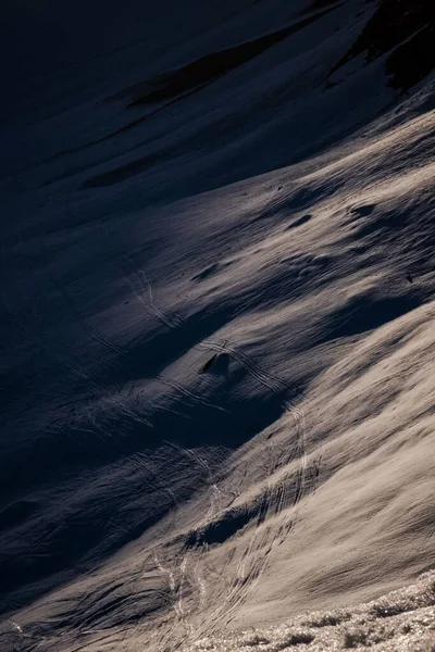 Vertikal Bild Ett Landskap Med Berg Täckta Snö Vintern — Stockfoto