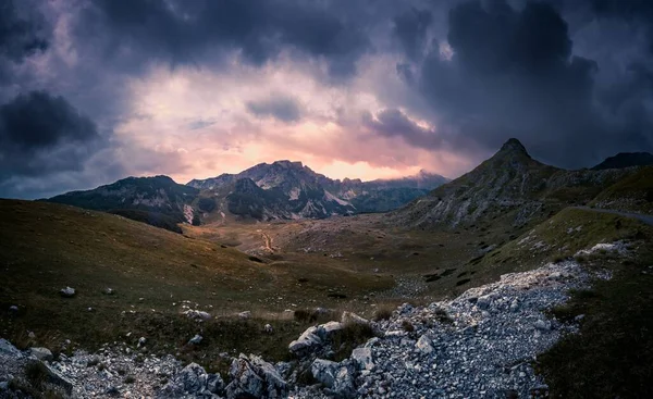 Una Hermosa Vista Colinas Montañas Bajo Cielo Nublado Durante Amanecer — Foto de Stock