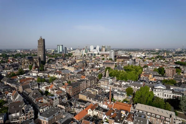 中世オランダの都市中心部の空中からの眺め 街の上にそびえる大聖堂のラップされた教会の塔 — ストック写真