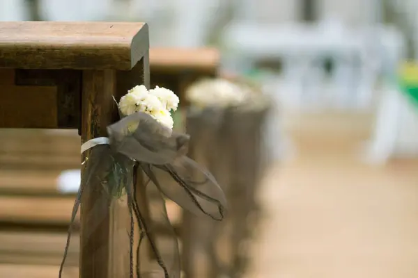 Foco Seletivo Flores Brancas Decorativas Casamento Uma Igreja — Fotografia de Stock