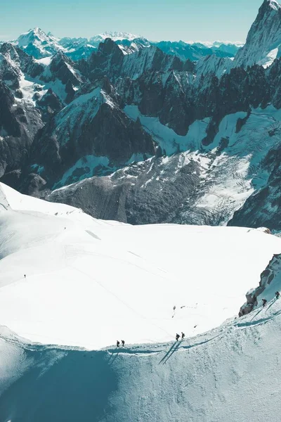 Tiro Aéreo Vertical Caminhantes Caminhando Pico Nevado Uma Montanha — Fotografia de Stock