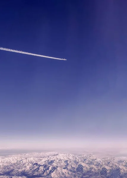 Vertikální Záběr Letadla Letícího Obloze Nad Horami — Stock fotografie
