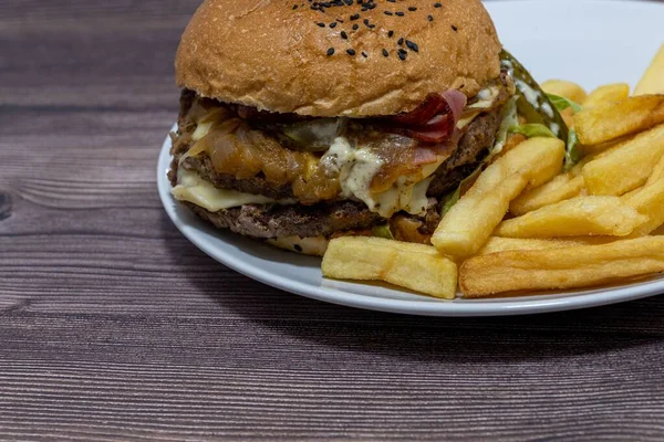 식탁에 햄버거와 감자튀김이 — 스톡 사진