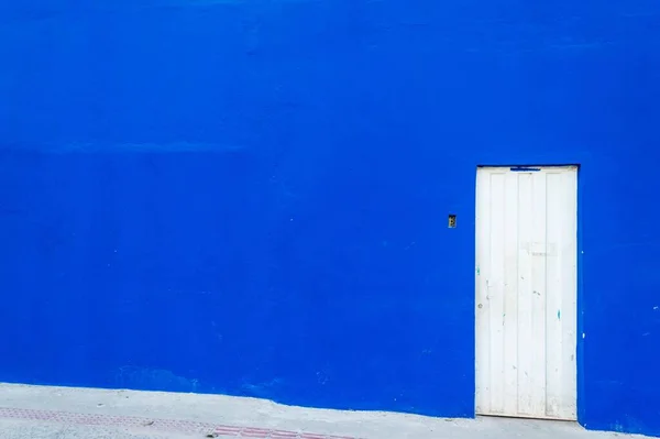 Una Enorme Pared Azul Con Puerta Metálica Blanca —  Fotos de Stock