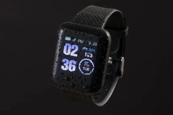 Exibição Digital Uma Pulseira Relógio Inteligente Preto Antes Fundo Escuro — Fotografia de Stock