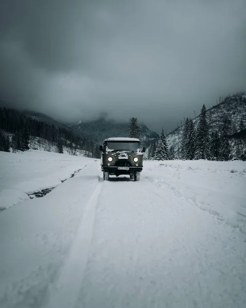 Вершина Автомобіля Уаз 452 Буханка Сніговій Дорозі Туманними Горами Деревами — стокове фото